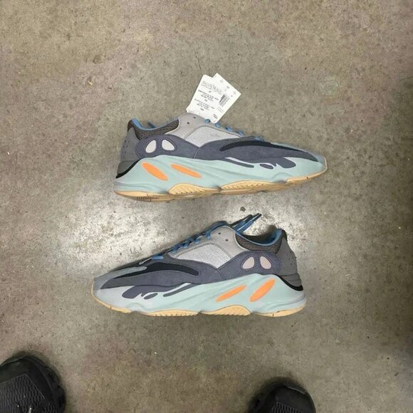 Yeezy Boost 700 'Carbon Blue' FW2498 Size 10.5 US Men New With Defect Good Box - Picture 2 of 8
